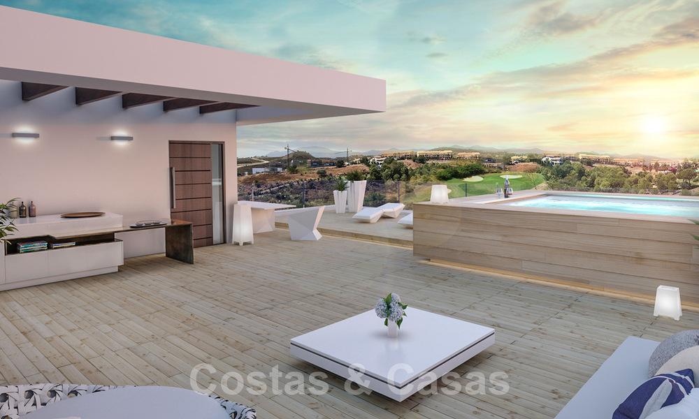 Moderne nieuwbouw villa te koop, direct aan de golfbaan met panoramisch golf-, berg- en zeezicht in Estepona 30868