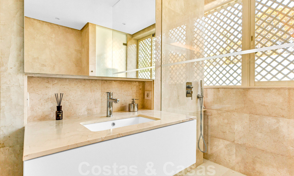 Tijdloos luxe appartement te koop met zeezicht op de Golden Mile, tussen Puerto Banus en Marbella 30879