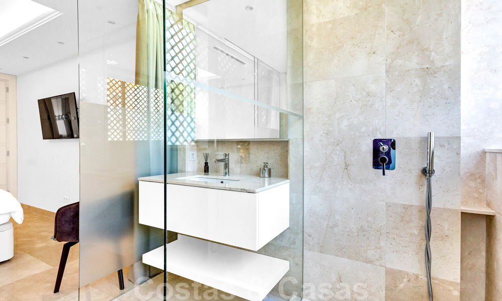 Tijdloos luxe appartement te koop met zeezicht op de Golden Mile, tussen Puerto Banus en Marbella 30880