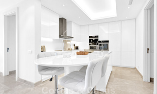 Tijdloos luxe appartement te koop met zeezicht op de Golden Mile, tussen Puerto Banus en Marbella 30885 