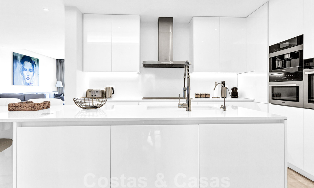 Tijdloos luxe appartement te koop met zeezicht op de Golden Mile, tussen Puerto Banus en Marbella 30886