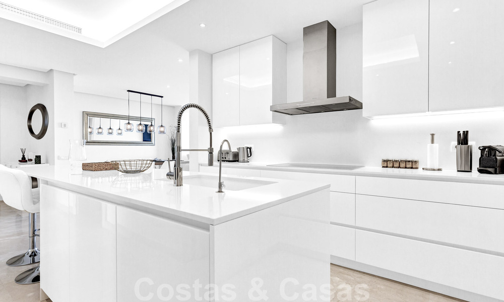 Tijdloos luxe appartement te koop met zeezicht op de Golden Mile, tussen Puerto Banus en Marbella 30887