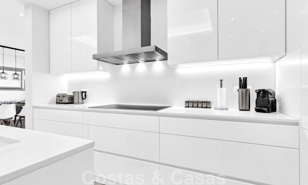 Tijdloos luxe appartement te koop met zeezicht op de Golden Mile, tussen Puerto Banus en Marbella 30888