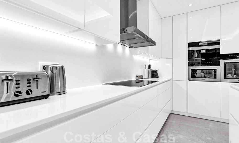 Tijdloos luxe appartement te koop met zeezicht op de Golden Mile, tussen Puerto Banus en Marbella 30889