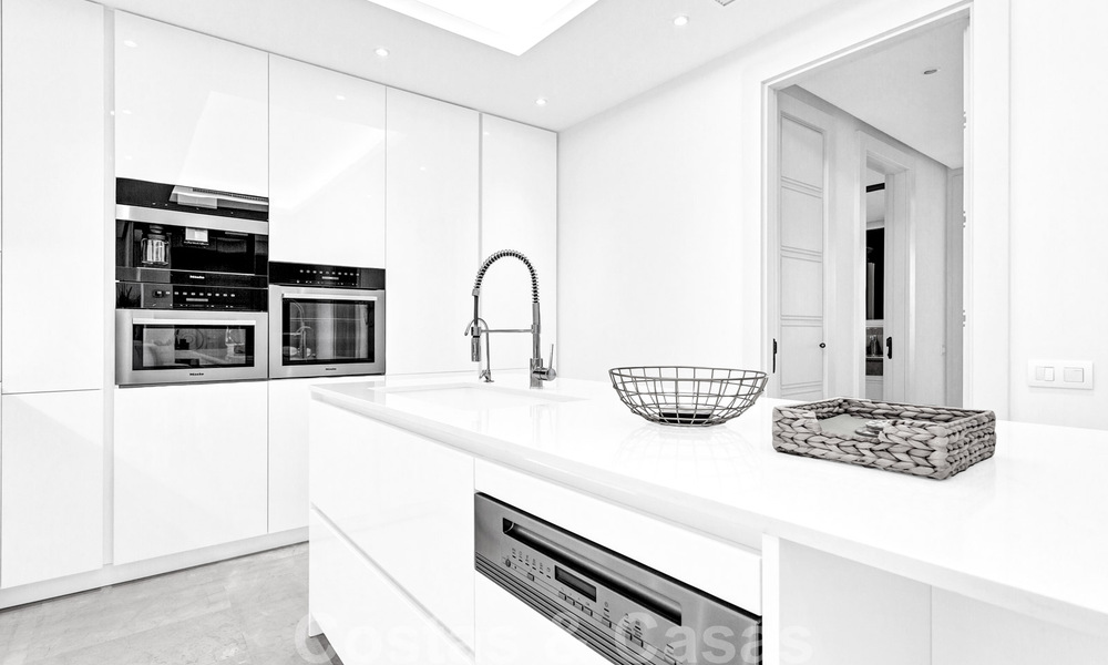 Tijdloos luxe appartement te koop met zeezicht op de Golden Mile, tussen Puerto Banus en Marbella 30890