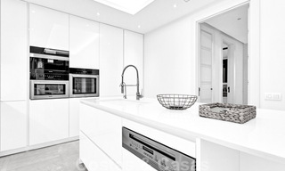 Tijdloos luxe appartement te koop met zeezicht op de Golden Mile, tussen Puerto Banus en Marbella 30890 