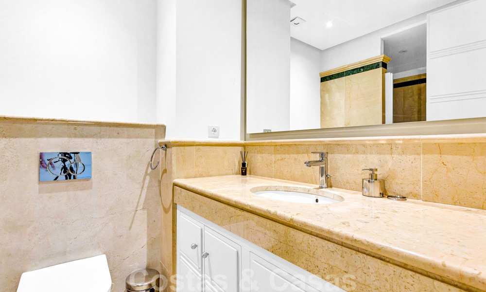 Tijdloos luxe appartement te koop met zeezicht op de Golden Mile, tussen Puerto Banus en Marbella 30896