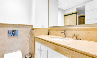 Tijdloos luxe appartement te koop met zeezicht op de Golden Mile, tussen Puerto Banus en Marbella 30896 