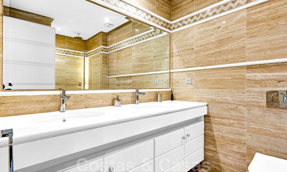 Tijdloos luxe appartement te koop met zeezicht op de Golden Mile, tussen Puerto Banus en Marbella 30898