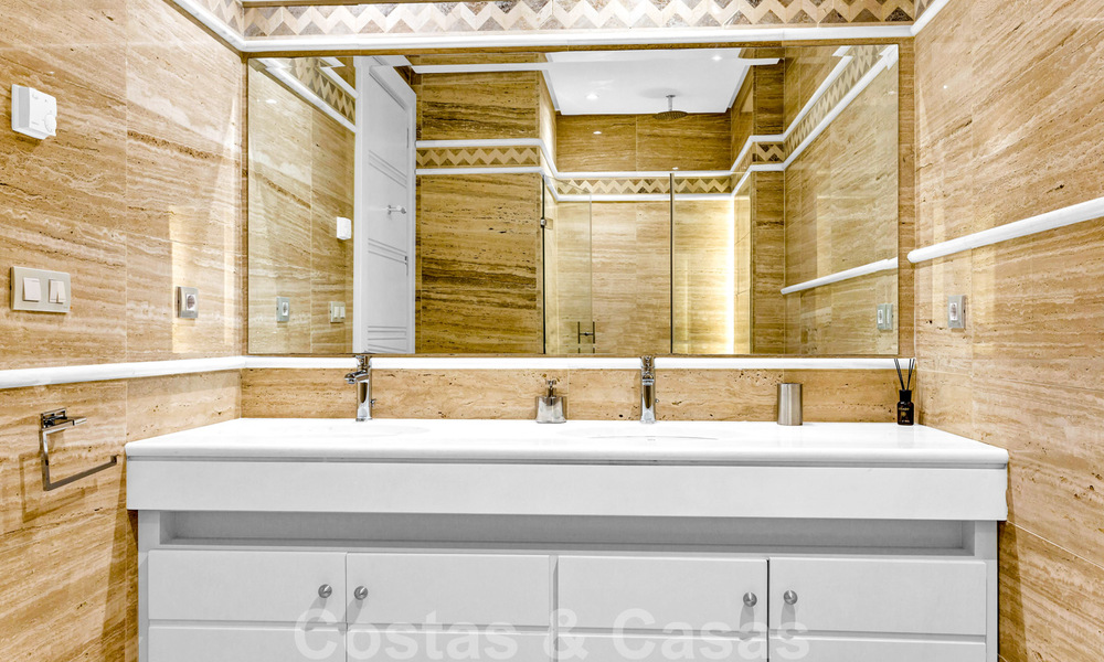 Tijdloos luxe appartement te koop met zeezicht op de Golden Mile, tussen Puerto Banus en Marbella 30899