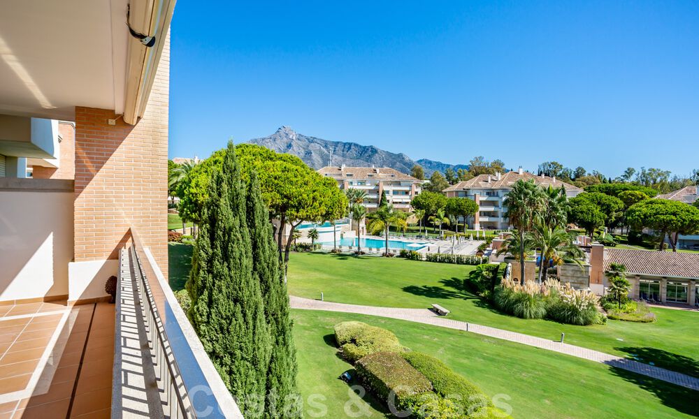 Tijdloos luxe appartement te koop met zeezicht op de Golden Mile, tussen Puerto Banus en Marbella 30910