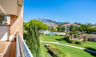 Tijdloos luxe appartement te koop met zeezicht op de Golden Mile, tussen Puerto Banus en Marbella 30910 