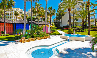 Exclusief appartement te koop met zeezicht in een eerstelijnsstrand complex aan de New Golden Mile, Marbella - Estepona 30946 