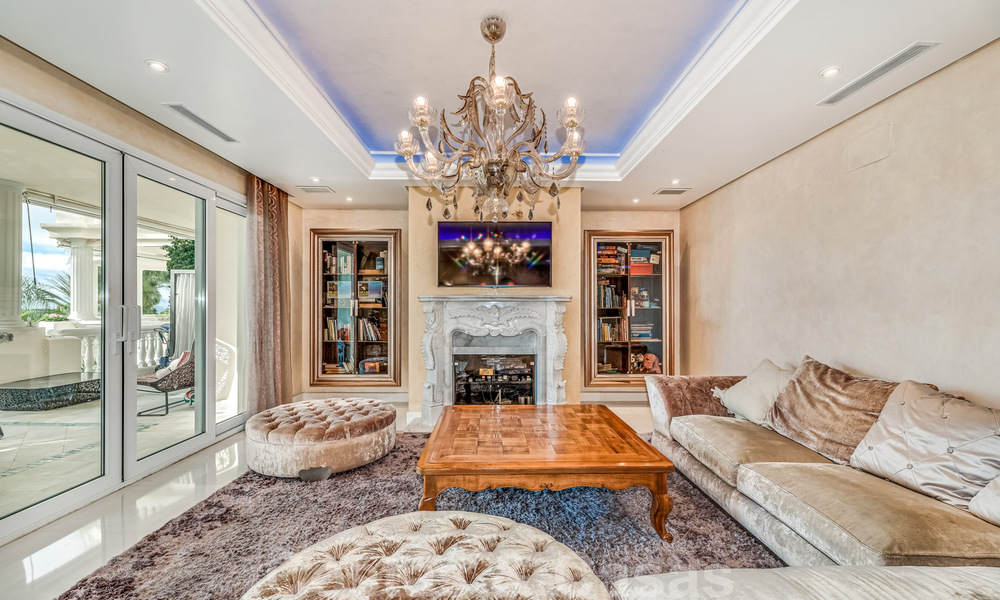 Exclusief appartement te koop met zeezicht in een eerstelijnsstrand complex aan de New Golden Mile, Marbella - Estepona 30961