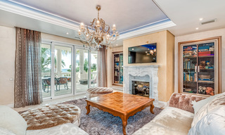 Exclusief appartement te koop met zeezicht in een eerstelijnsstrand complex aan de New Golden Mile, Marbella - Estepona 30962 