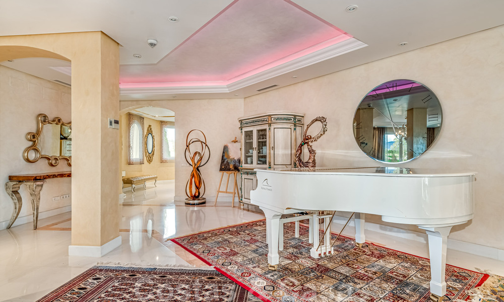 Exclusief appartement te koop met zeezicht in een eerstelijnsstrand complex aan de New Golden Mile, Marbella - Estepona 30965