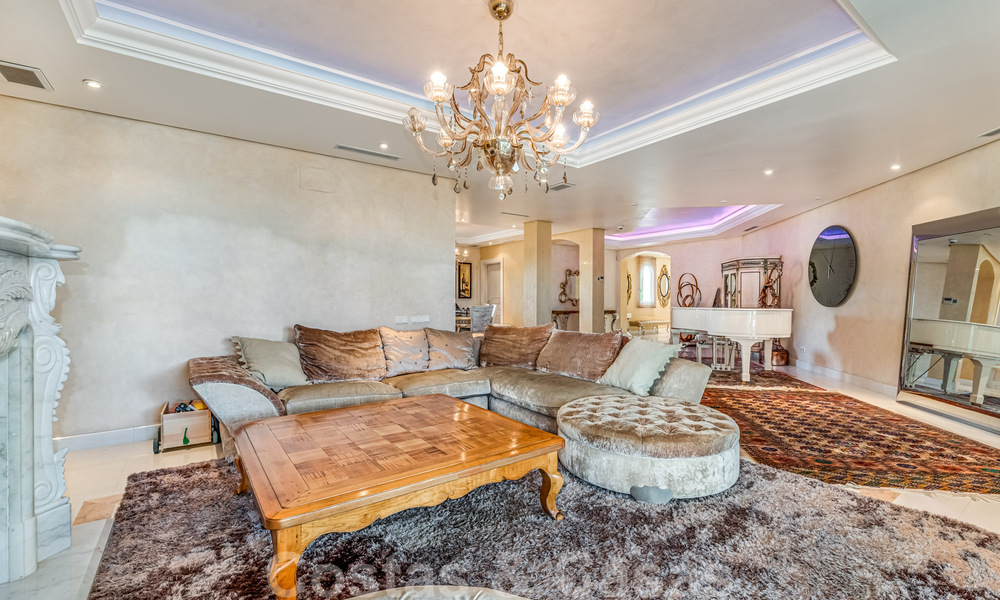 Exclusief appartement te koop met zeezicht in een eerstelijnsstrand complex aan de New Golden Mile, Marbella - Estepona 30966