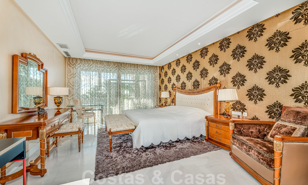 Exclusief appartement te koop met zeezicht in een eerstelijnsstrand complex aan de New Golden Mile, Marbella - Estepona 30970