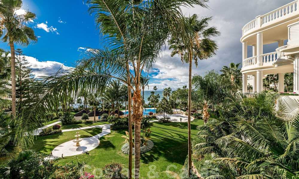 Exclusief appartement te koop met zeezicht in een eerstelijnsstrand complex aan de New Golden Mile, Marbella - Estepona 30971