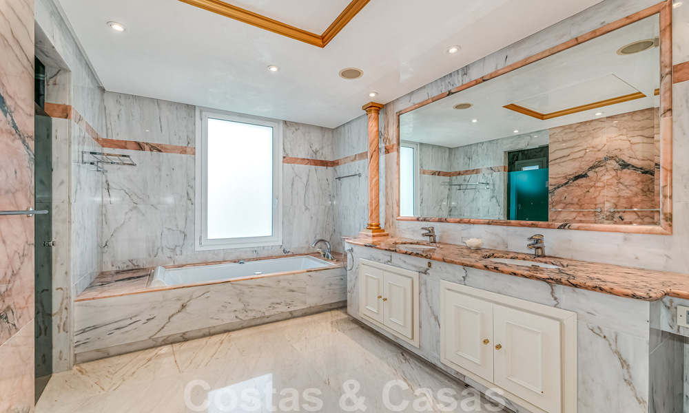 Exclusief appartement te koop met zeezicht in een eerstelijnsstrand complex aan de New Golden Mile, Marbella - Estepona 30973