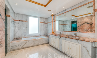 Exclusief appartement te koop met zeezicht in een eerstelijnsstrand complex aan de New Golden Mile, Marbella - Estepona 30973 