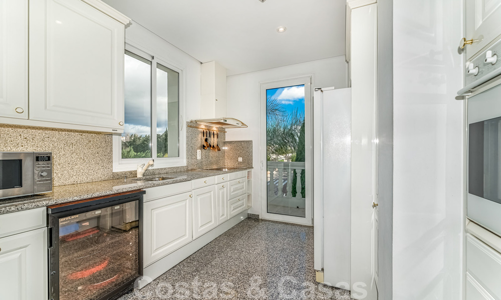 Exclusief appartement te koop met zeezicht in een eerstelijnsstrand complex aan de New Golden Mile, Marbella - Estepona 30975