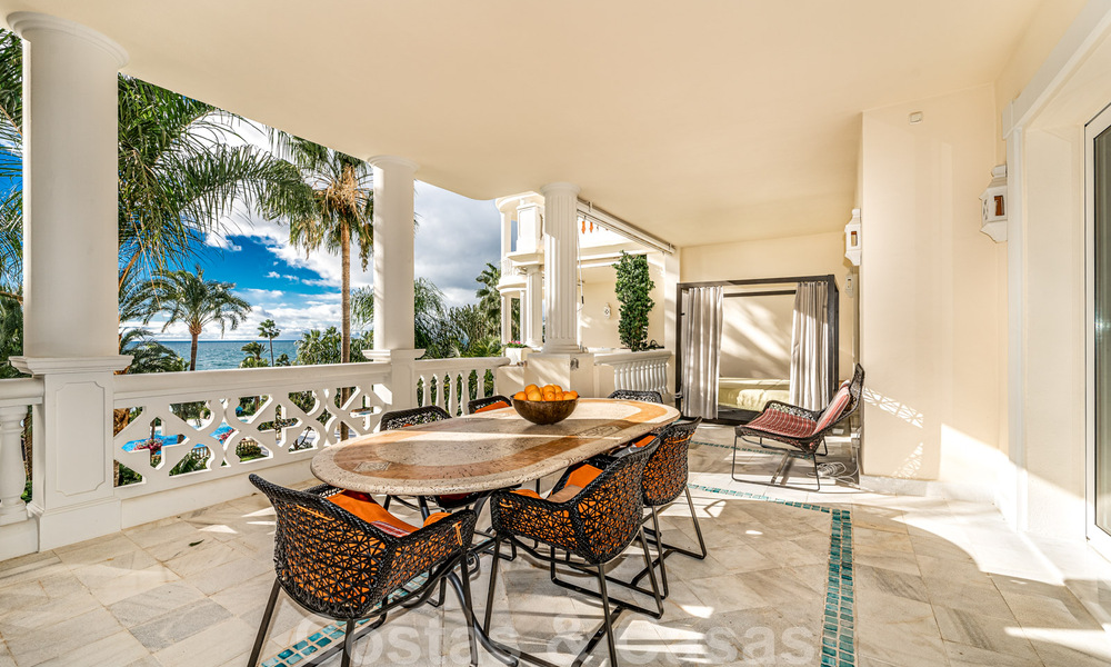 Exclusief appartement te koop met zeezicht in een eerstelijnsstrand complex aan de New Golden Mile, Marbella - Estepona 30978