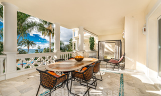 Exclusief appartement te koop met zeezicht in een eerstelijnsstrand complex aan de New Golden Mile, Marbella - Estepona 30978 