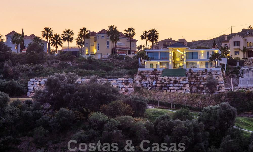 Moderne villa te koop, eerstelijns golf met panoramisch berg-, golf- en zeezicht in Benahavis - Marbella 30981