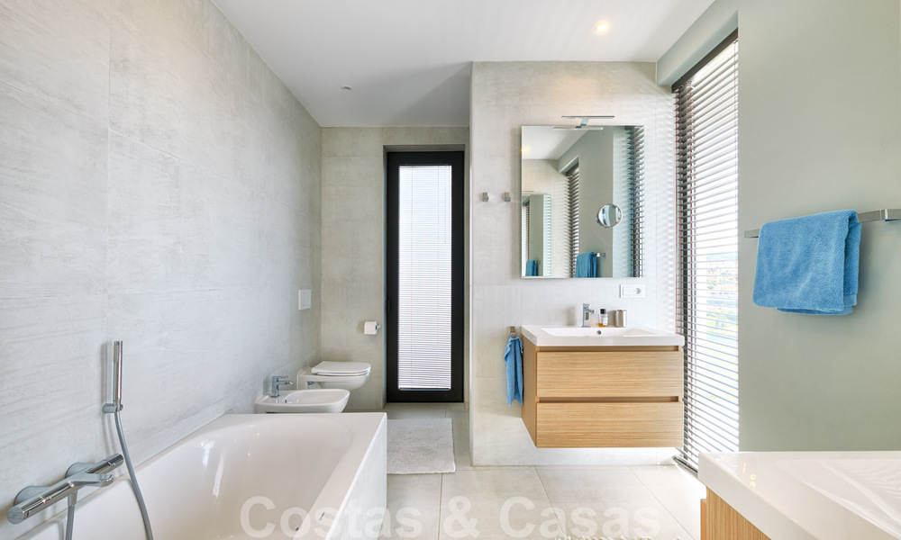 Moderne villa te koop, eerstelijns golf met panoramisch berg-, golf- en zeezicht in Benahavis - Marbella 30984