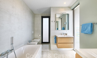 Moderne villa te koop, eerstelijns golf met panoramisch berg-, golf- en zeezicht in Benahavis - Marbella 30984 