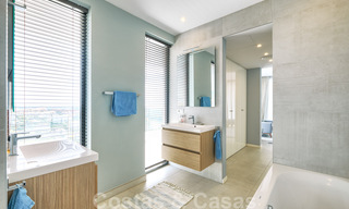 Moderne villa te koop, eerstelijns golf met panoramisch berg-, golf- en zeezicht in Benahavis - Marbella 30985 