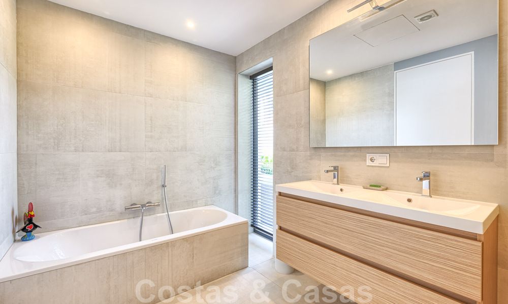 Moderne villa te koop, eerstelijns golf met panoramisch berg-, golf- en zeezicht in Benahavis - Marbella 30986