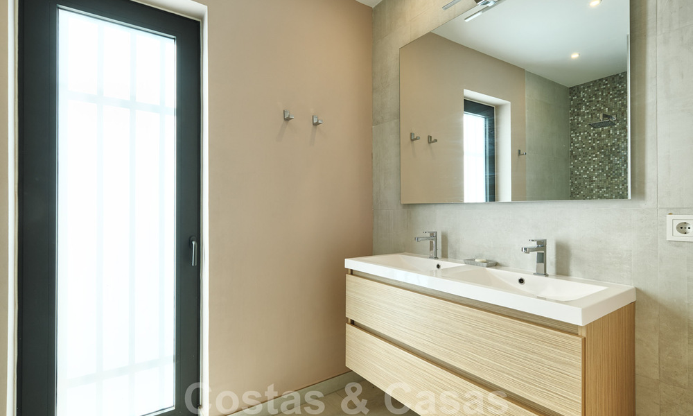 Moderne villa te koop, eerstelijns golf met panoramisch berg-, golf- en zeezicht in Benahavis - Marbella 30988