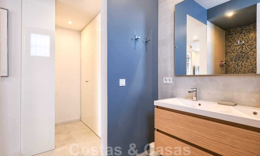 Moderne villa te koop, eerstelijns golf met panoramisch berg-, golf- en zeezicht in Benahavis - Marbella 30990