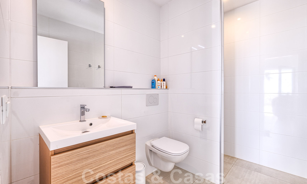 Moderne villa te koop, eerstelijns golf met panoramisch berg-, golf- en zeezicht in Benahavis - Marbella 30999