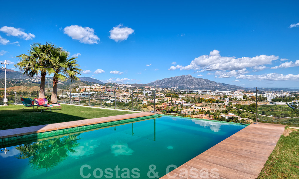 Moderne villa te koop, eerstelijns golf met panoramisch berg-, golf- en zeezicht in Benahavis - Marbella 31007