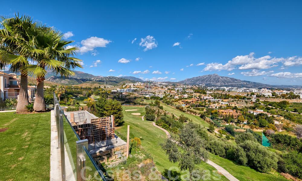 Moderne villa te koop, eerstelijns golf met panoramisch berg-, golf- en zeezicht in Benahavis - Marbella 31011