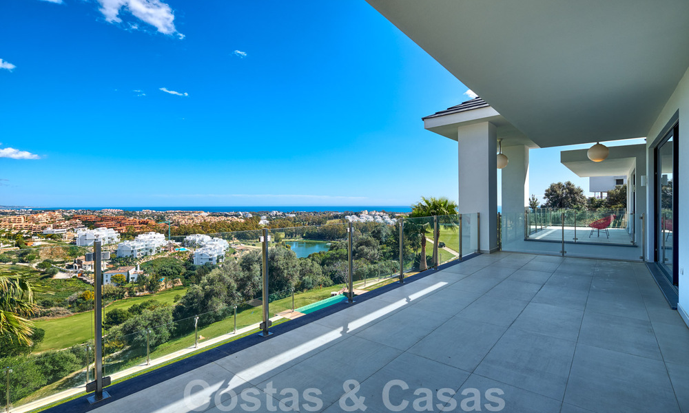 Moderne villa te koop, eerstelijns golf met panoramisch berg-, golf- en zeezicht in Benahavis - Marbella 31015