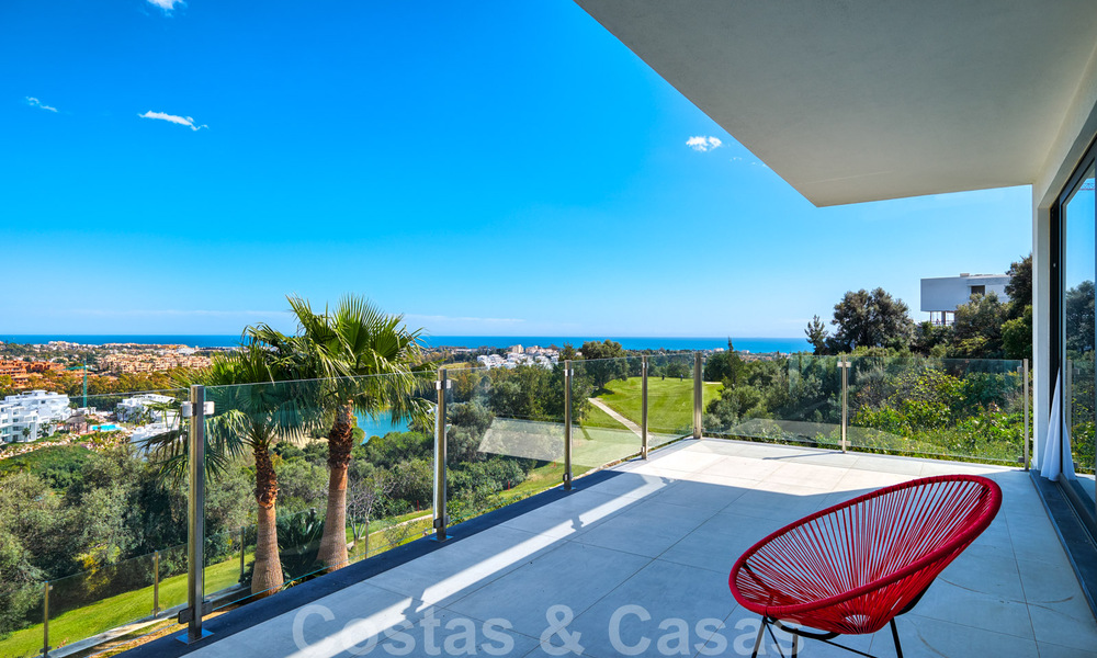 Moderne villa te koop, eerstelijns golf met panoramisch berg-, golf- en zeezicht in Benahavis - Marbella 31017
