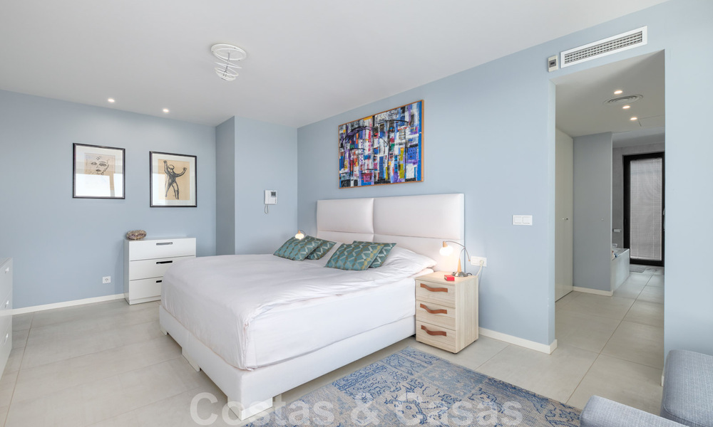 Moderne villa te koop, eerstelijns golf met panoramisch berg-, golf- en zeezicht in Benahavis - Marbella 32036