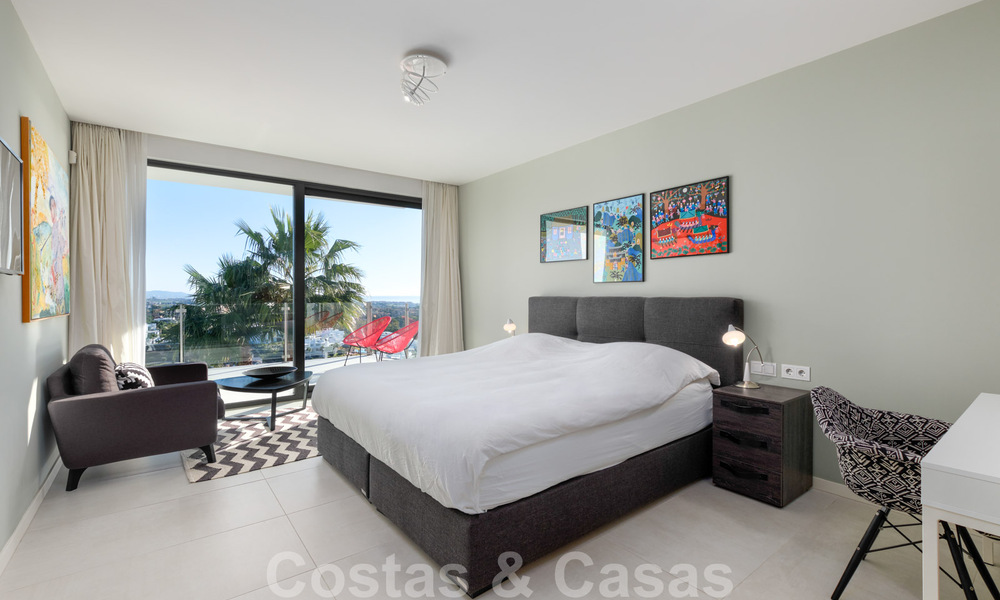 Moderne villa te koop, eerstelijns golf met panoramisch berg-, golf- en zeezicht in Benahavis - Marbella 32037