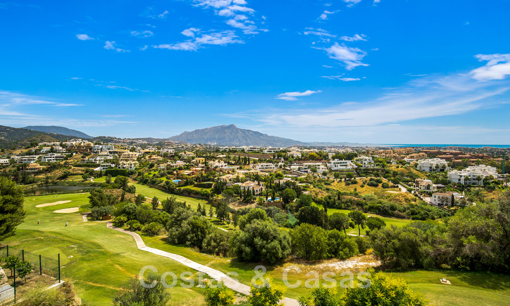 Moderne villa te koop, eerstelijns golf met panoramisch berg-, golf- en zeezicht in Benahavis - Marbella 42255