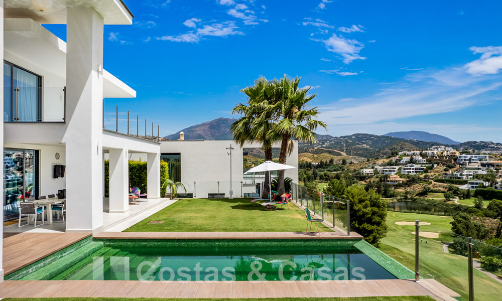 Moderne villa te koop, eerstelijns golf met panoramisch berg-, golf- en zeezicht in Benahavis - Marbella 42258