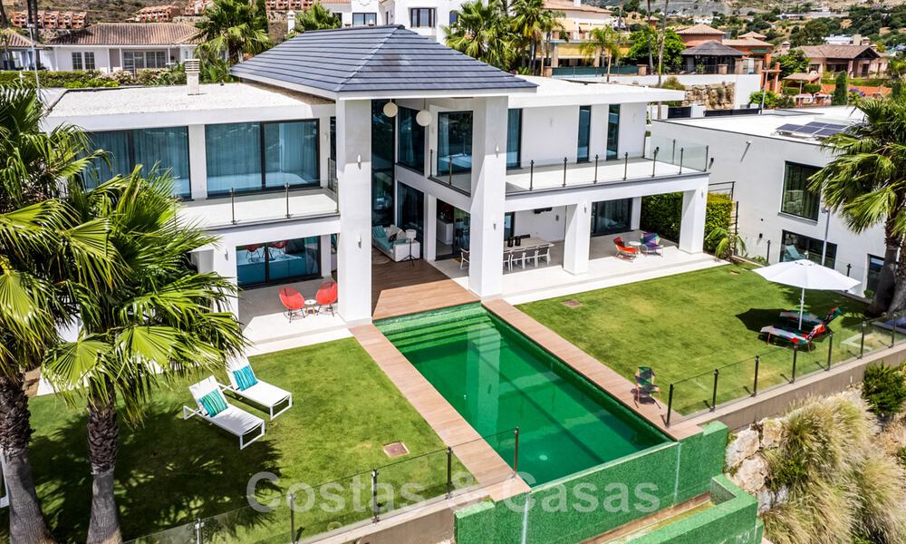 Moderne villa te koop, eerstelijns golf met panoramisch berg-, golf- en zeezicht in Benahavis - Marbella 42260