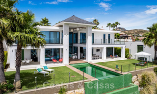 Moderne villa te koop, eerstelijns golf met panoramisch berg-, golf- en zeezicht in Benahavis - Marbella 42261 