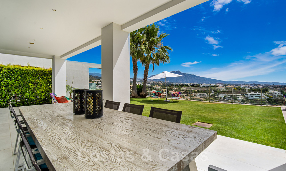 Moderne villa te koop, eerstelijns golf met panoramisch berg-, golf- en zeezicht in Benahavis - Marbella 42262