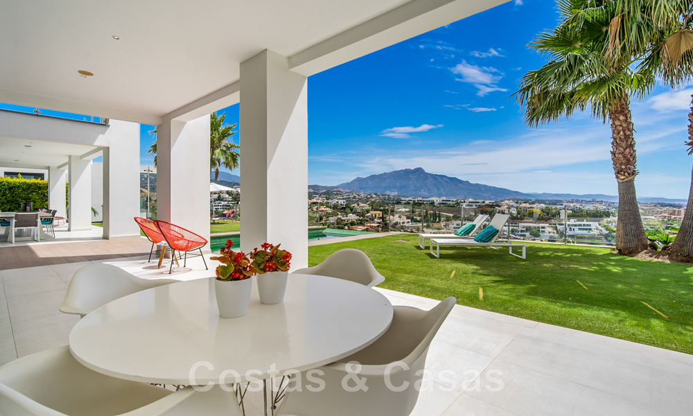 Moderne villa te koop, eerstelijns golf met panoramisch berg-, golf- en zeezicht in Benahavis - Marbella 42265