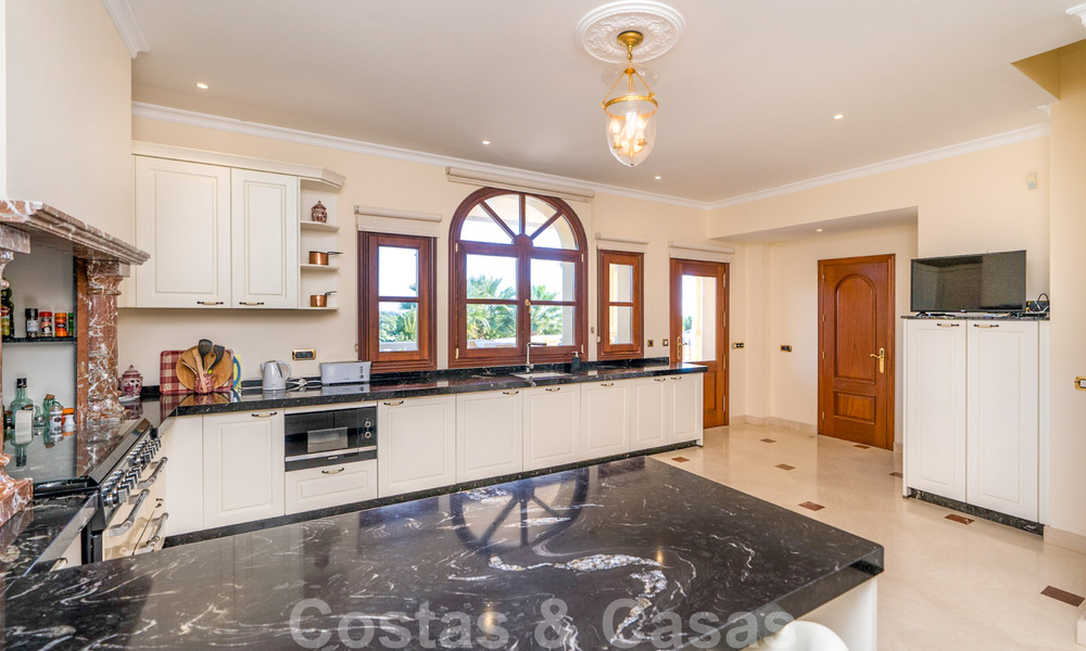 Statige landelijke villa te koop in een klassieke Mediterrane stijl op de New Golden Mile, dicht bij het strand en Estepona centrum 31390