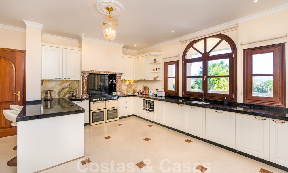 Statige landelijke villa te koop in een klassieke Mediterrane stijl op de New Golden Mile, dicht bij het strand en Estepona centrum 31391